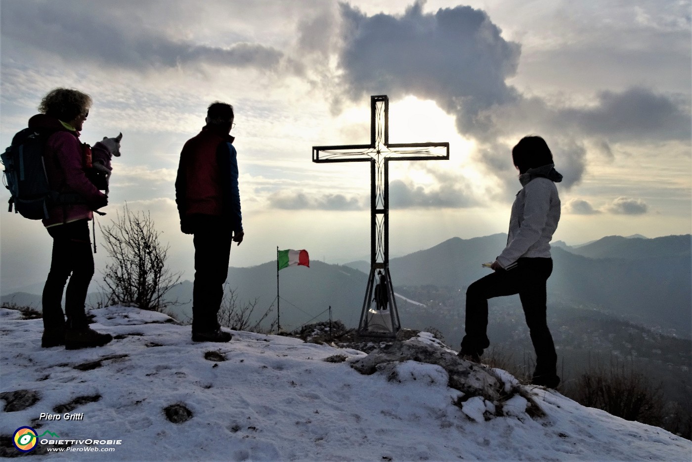 01 Alla croce di vetta della Cornagera (1311 m)  .JPG